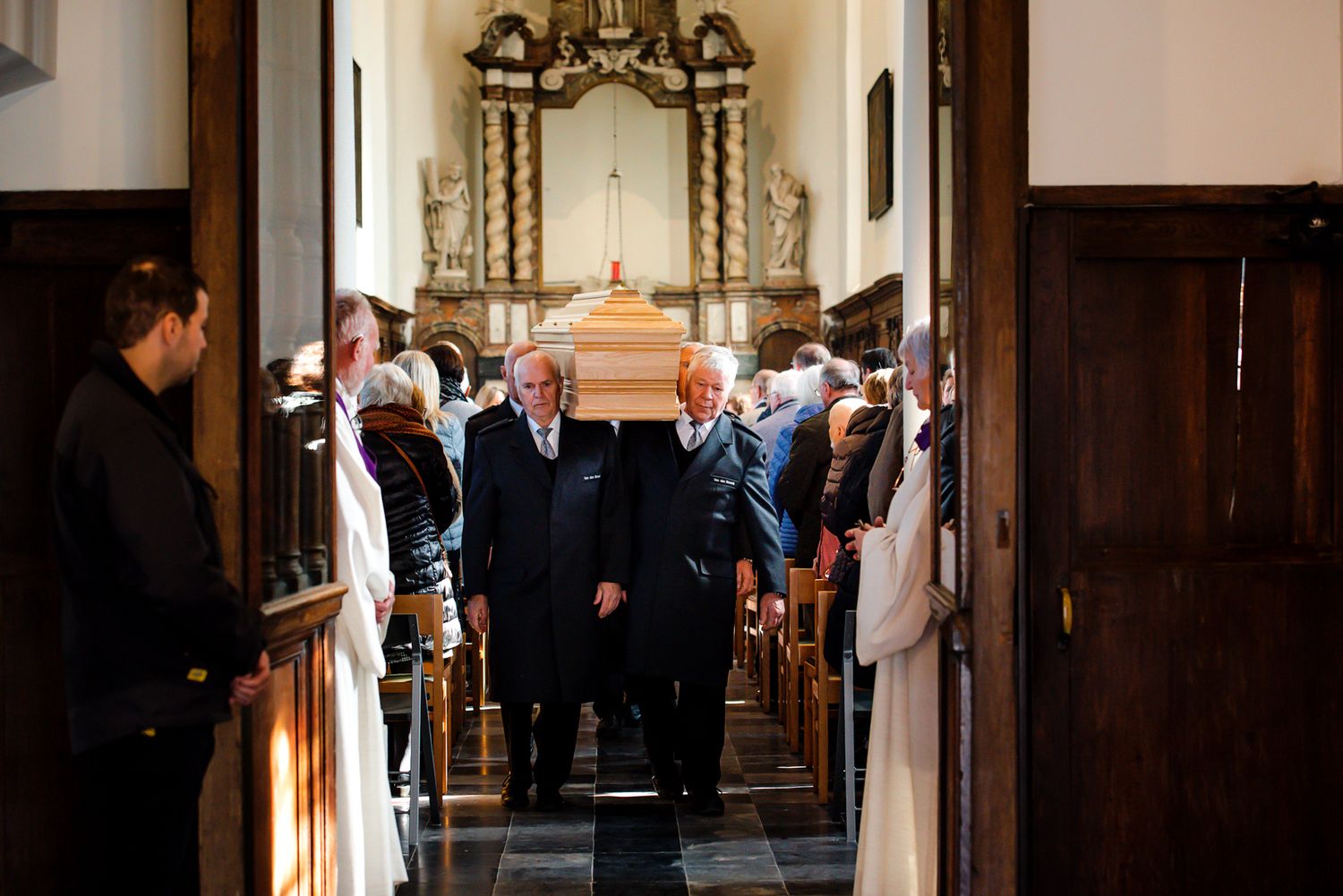 uuitvaartfotografie_afscheidsfotograaf_kerkelijke uitvaart_afscheid nemen van een overledene_fotografie Tania Mertens