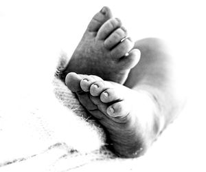 Black and white close up photo of tiny baby feet resting on soft white fabric.
Rashinphotography-Nova photographer- DMV DC