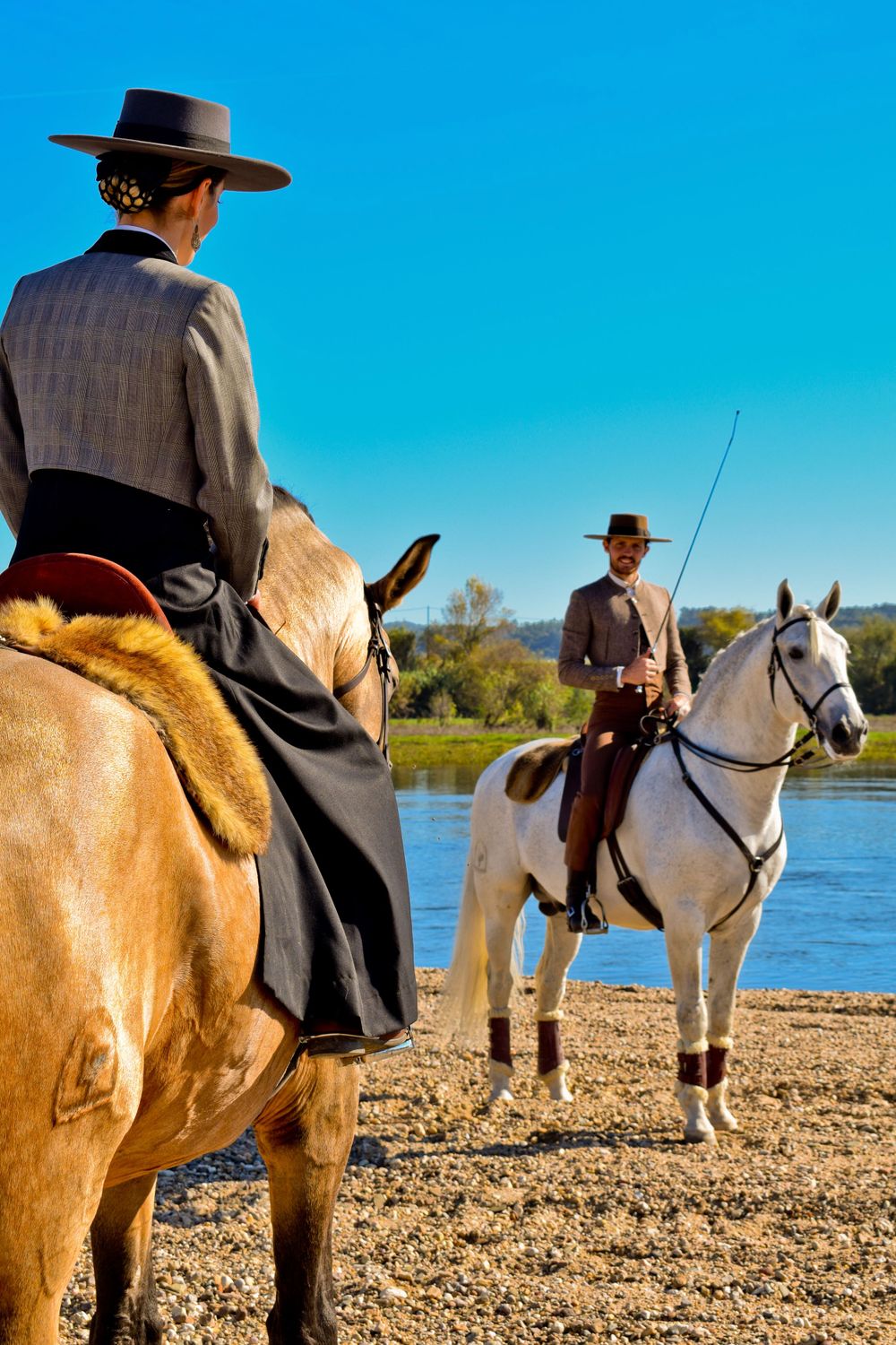 Casal a posar em cima do seu cavalo, em sessão fotográfica no exterior, à beira rio Tejo, durante a feira do cavalo 2022