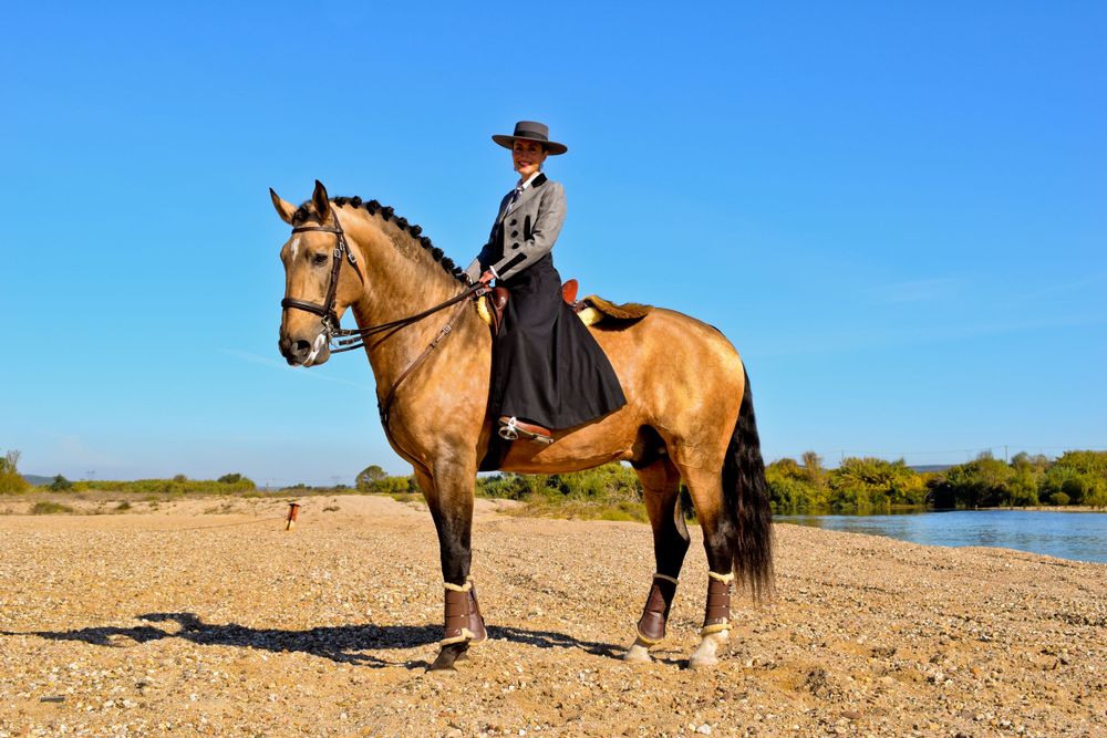 Casal a posar em cima do seu cavalo, em sessão fotográfica no exterior, à beira rio Tejo, durante a feira do cavalo 2022