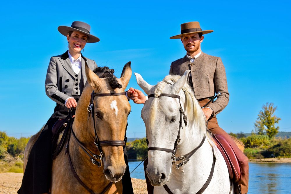 Casal a posar em cima do seu cavalo, em sessão fotográfica no exterior, à beira rio Tejo, durante a feira do cavalo 2022