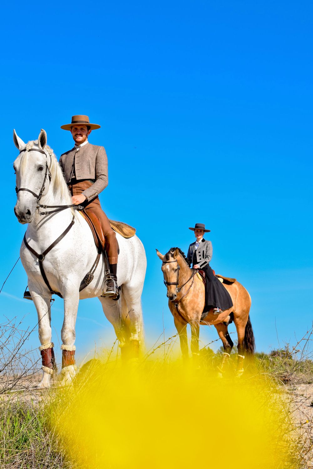 Casal a posar em cima do seu cavalo, em sessão fotográfica no exterior, à beira rio Tejo, durante a feira do cavalo 2022