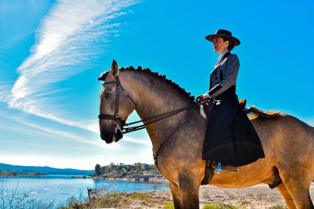 Casal a posar em cima do seu cavalo, em sessão fotográfica no exterior, à beira rio Tejo, durante a feira do cavalo 2022