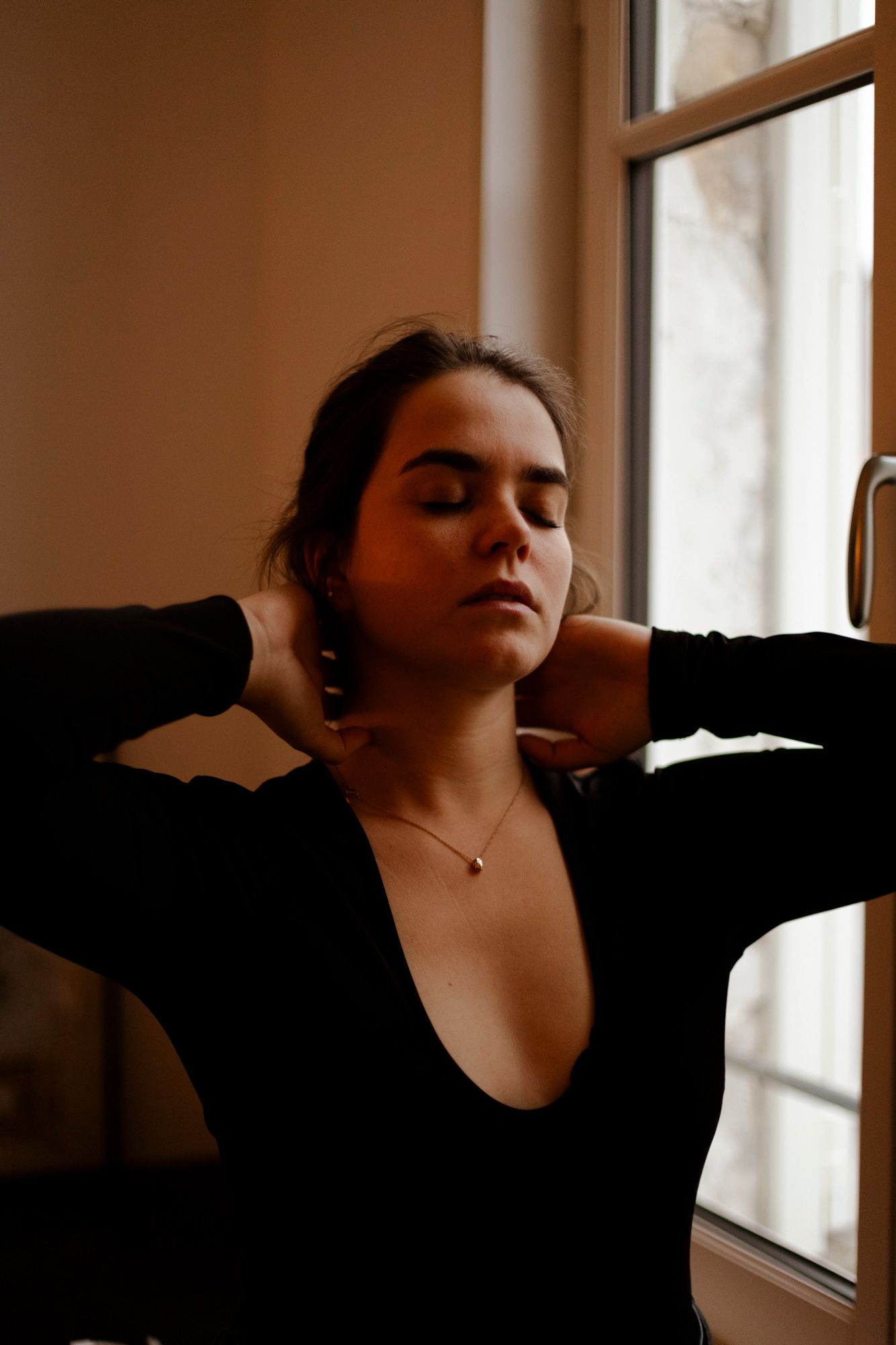 Shooting intérieur portrait femme à la fenetre