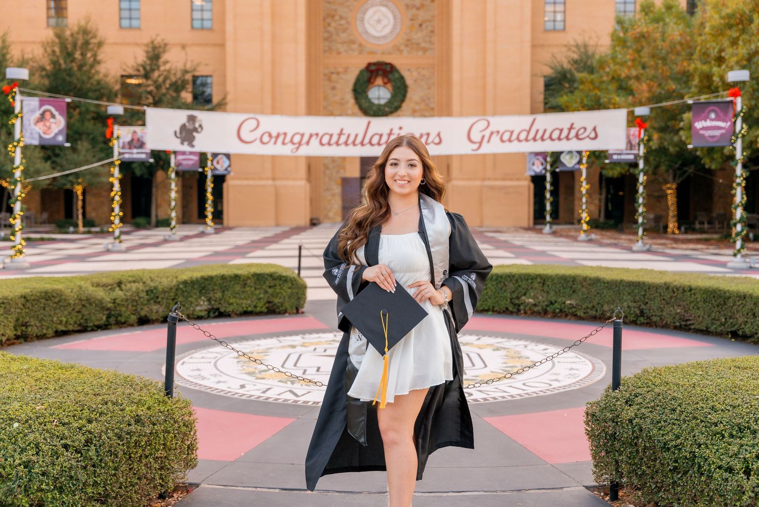 albertvphotos, Graduating student of Texas A&M holding her graduating cap