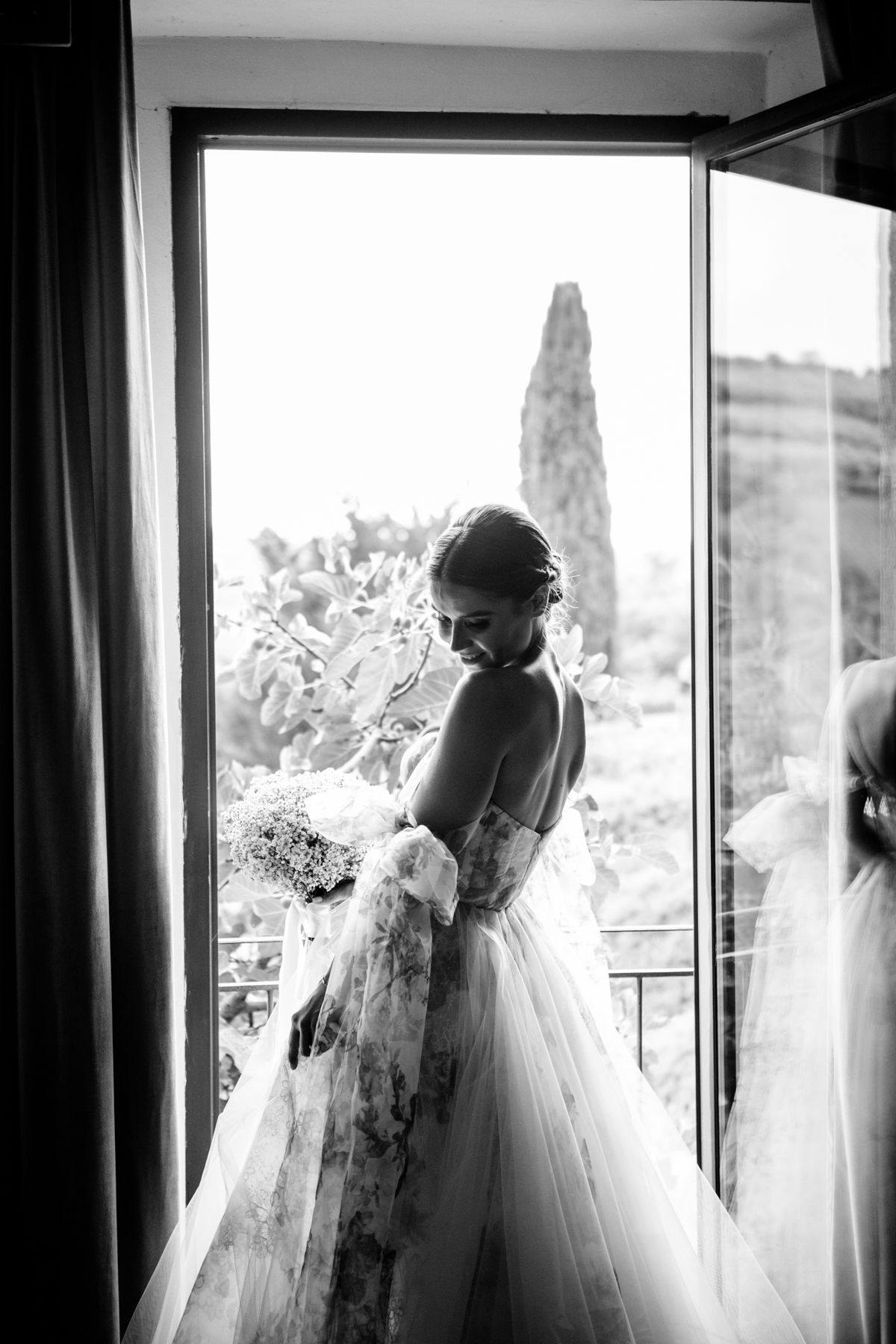 black and white bridal portrait by Tuscany wedding photographers