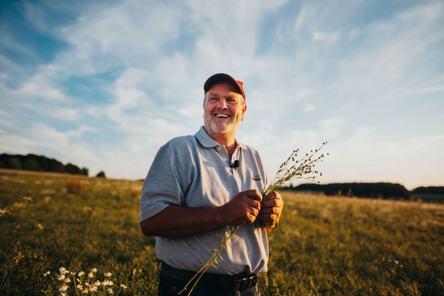 Portrait von Mann auf dem Feld Fotografie