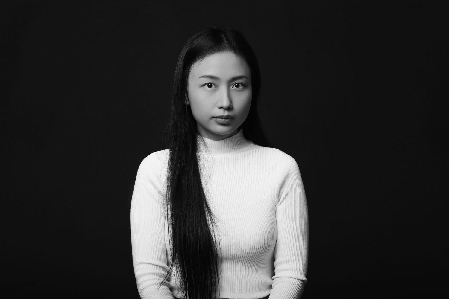 Listen To Ukrainian Hearts is a mini photo project aiming to urge people in Vietnam and Saigon donate to Ukraine.