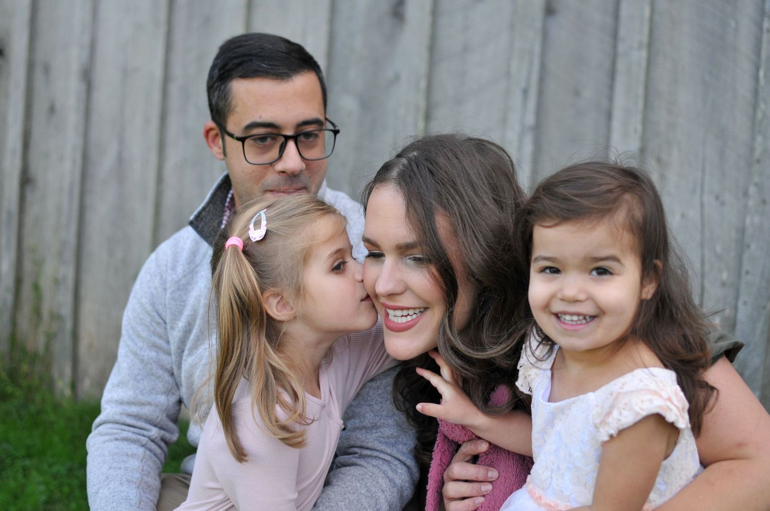 Family photo near barn at Claude Moore Park kiss