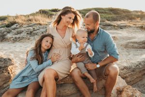Family-photographer-Mallorca, inspired by natural emotions, beautiful light