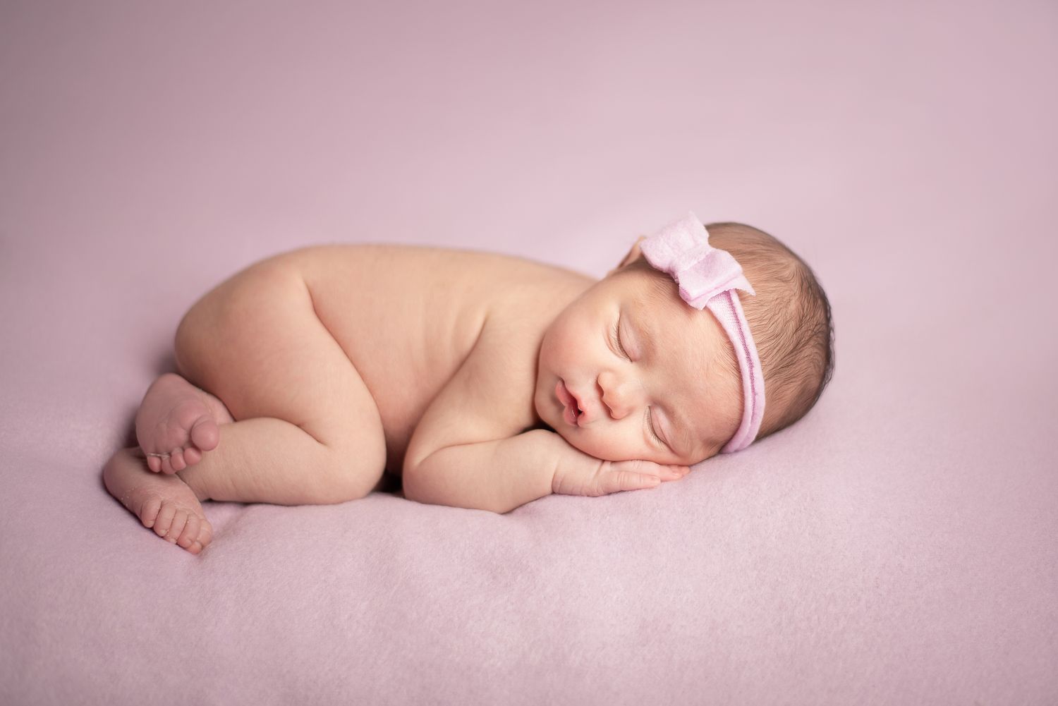 neonata-dorme-primi-giorni-set-viola
