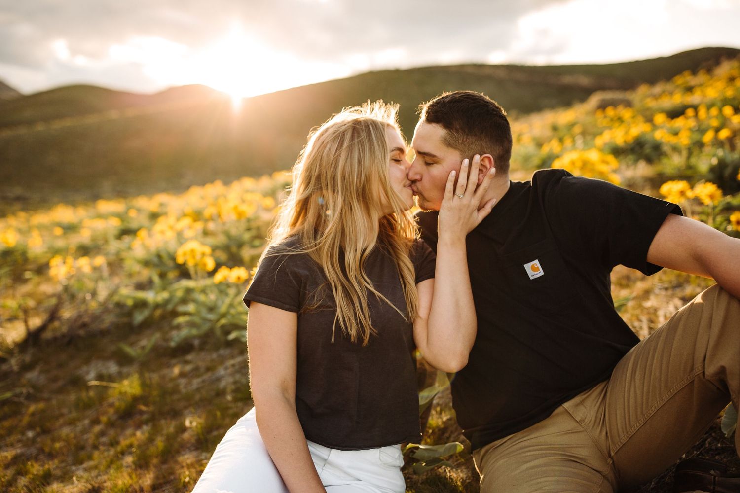 sunset engagement photos Wenatchee wedding photographer Lake Chelan Leavenworth Sydney Aumell photography flowers golden hour