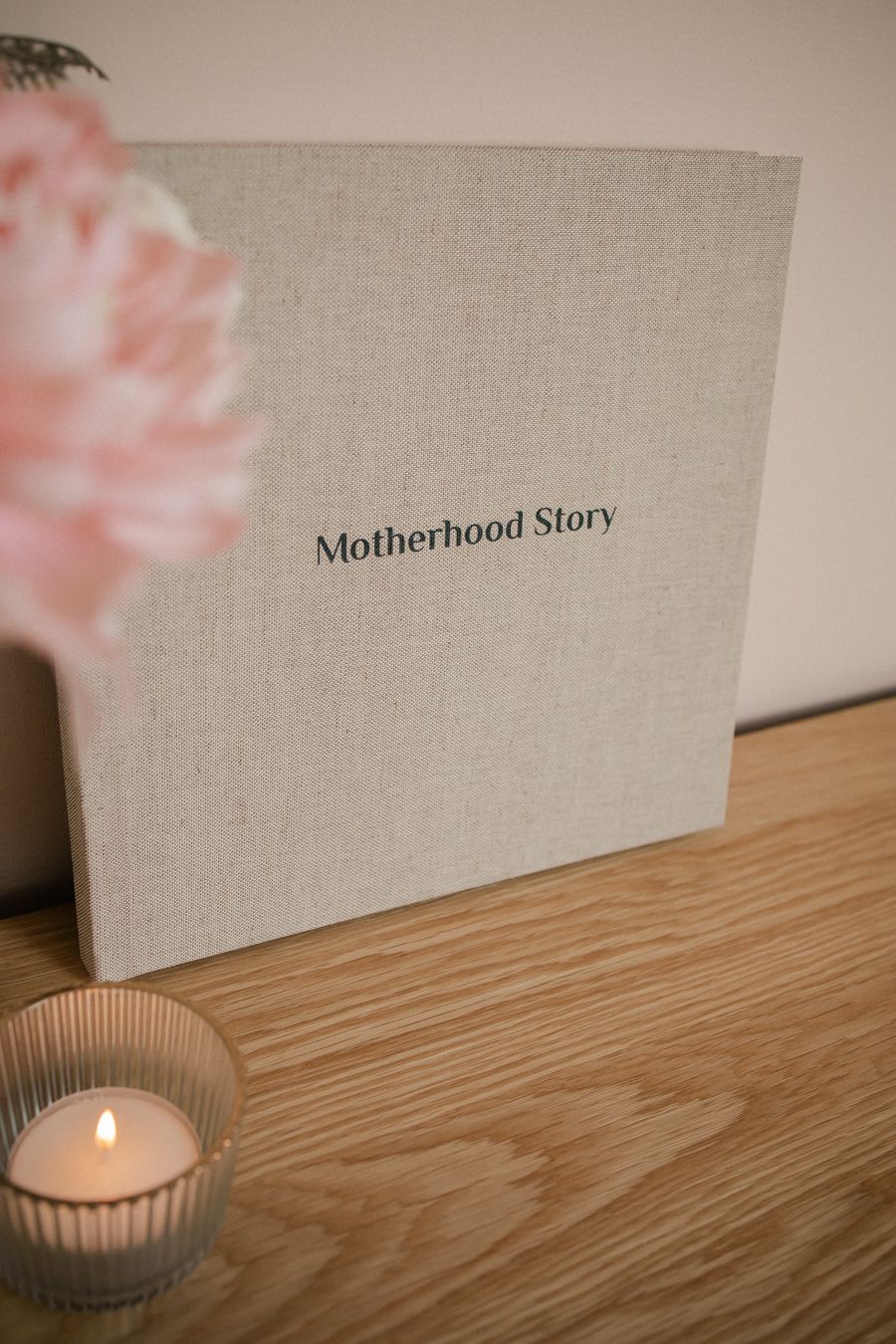 Motherhood Stories moederschap vastleggen fotoshoot met verhaal intieme moederportretten rauw moederschap foto’s en verhaal album