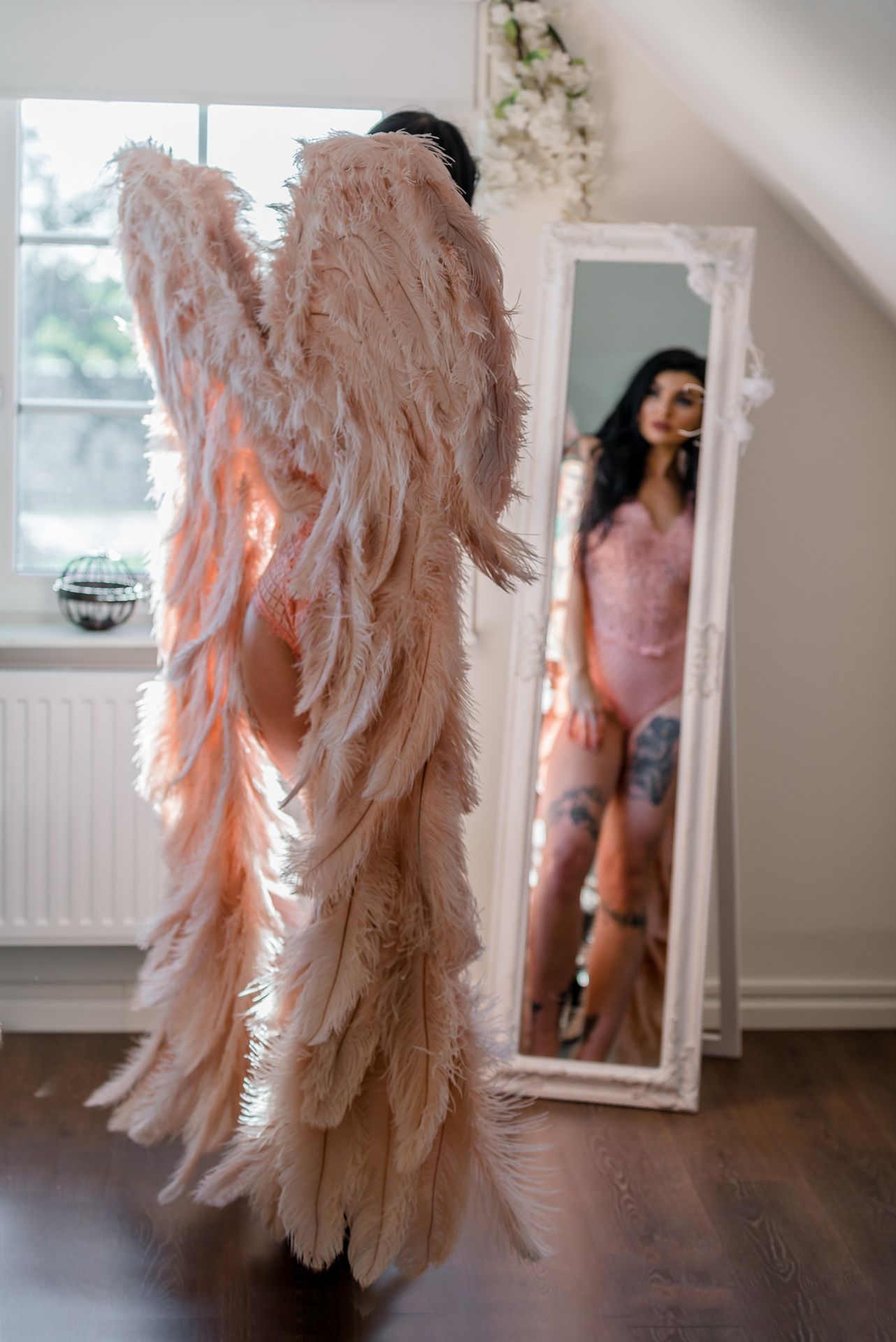 Min kund med mina änglavingar, Victoria Secrets, fotograferad i Fotograf Jane Svenssons boudoir studio.