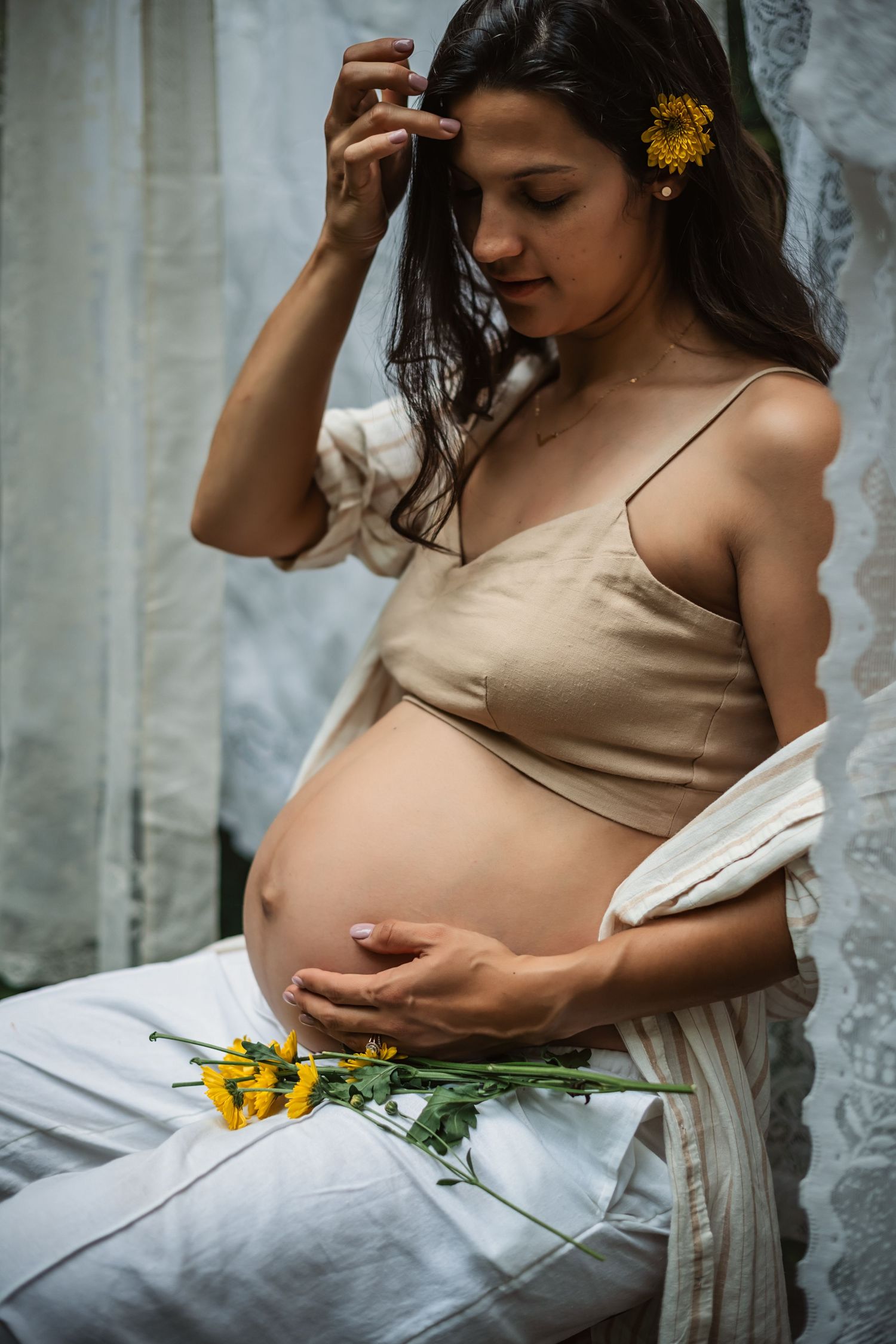 Pregnant mama shows off her bare belly for maternity photo shoot