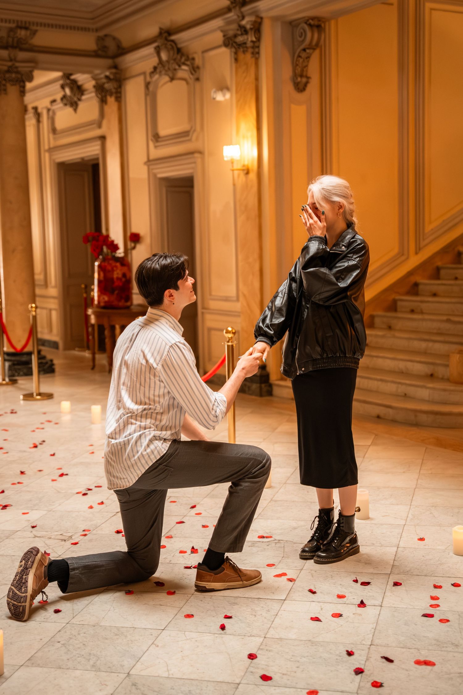 Harold à genoux pour demander Marie en mariage dans une salle décorée