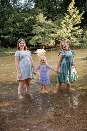 Waynesboro, Virginia lifestyle photographer capturing outdoor family portraits. Cherish authentic moments and freeze memories.