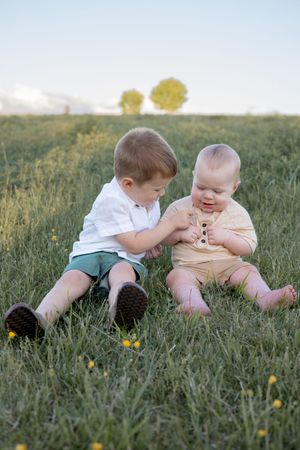 Waynesboro, Virginia lifestyle photographer capturing outdoor family portraits. Cherish authentic moments and freeze memories.