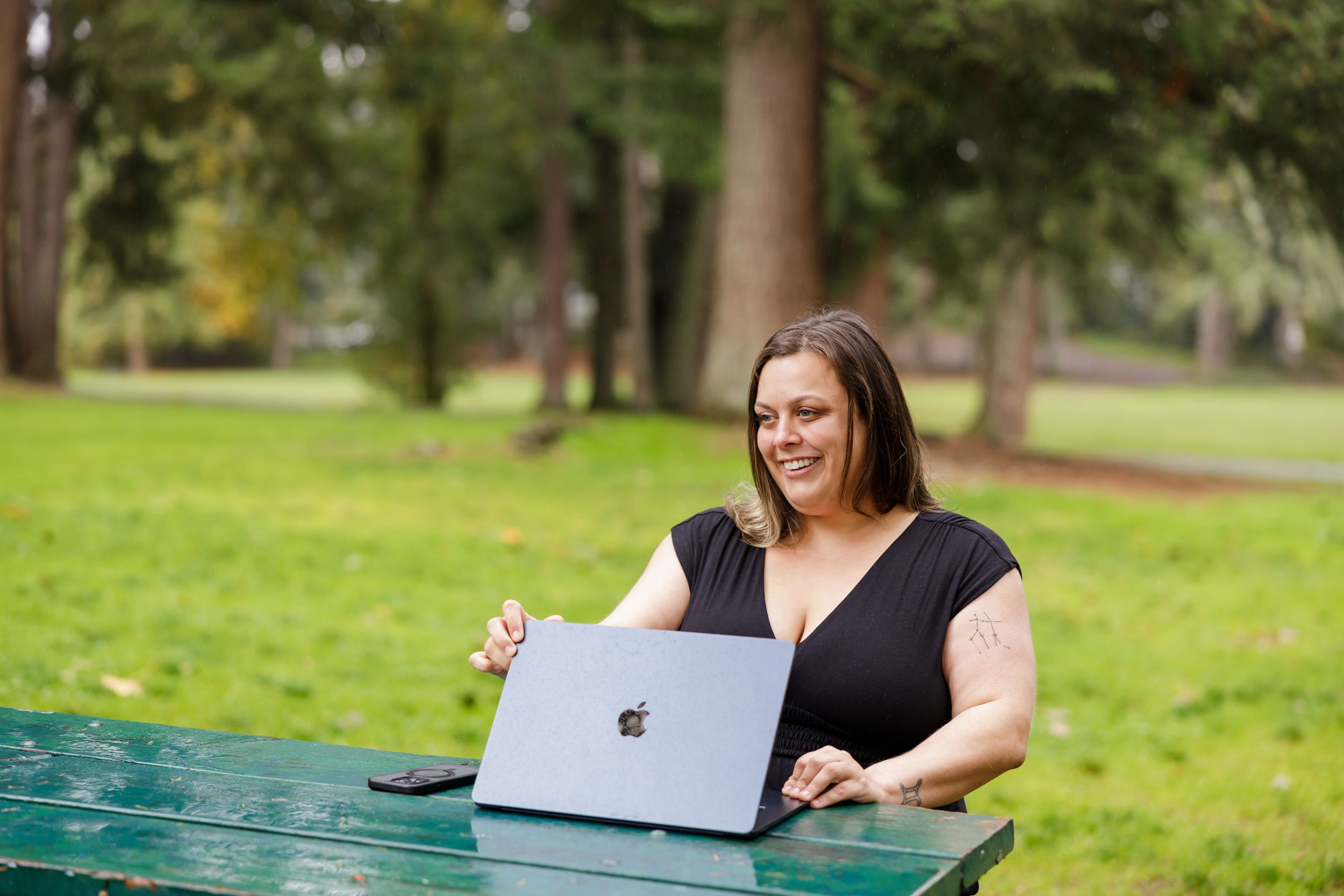 Savannah Rojan Scribbles Hub tech support for small businesses park outdoor lifestyle branding in Seattle, WA sitting on bench open macbook