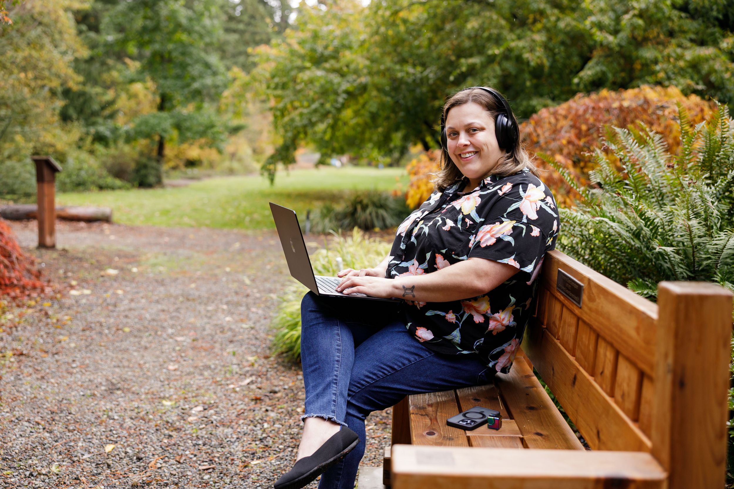 Savannah Rojan Scribbles Hub tech support for small businesses park outdoor lifestyle branding in Seattle, WA sitting on bench with laptop