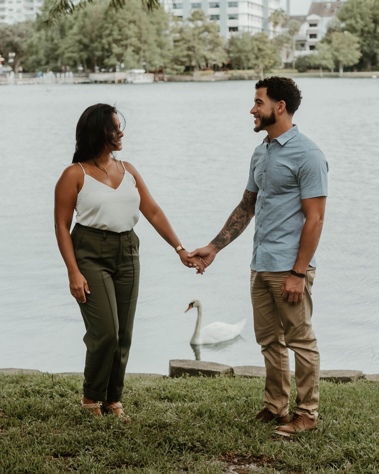 Orlando engagement photos. what to wear for engagement. how to coordinate outfits. outfit ideas for engagement photos Florida wedding photo