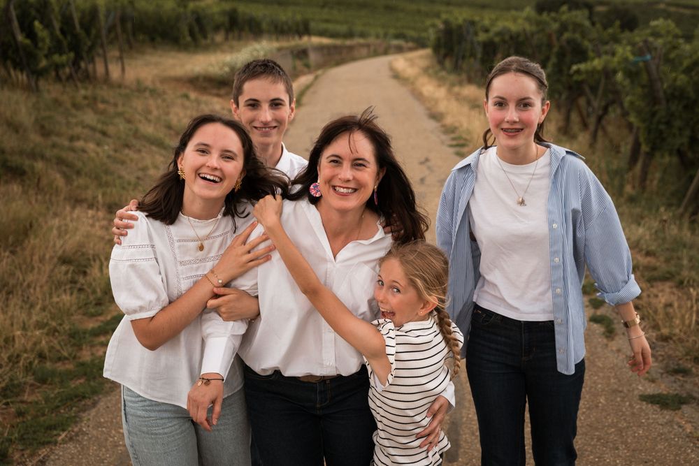 Photographe famille Bas-Rhin capture un moment complice entre parents et enfants