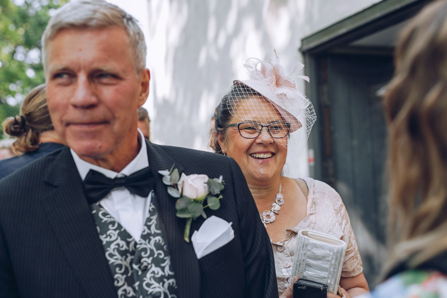 Brudens mamma och pappa glada efter vigseln