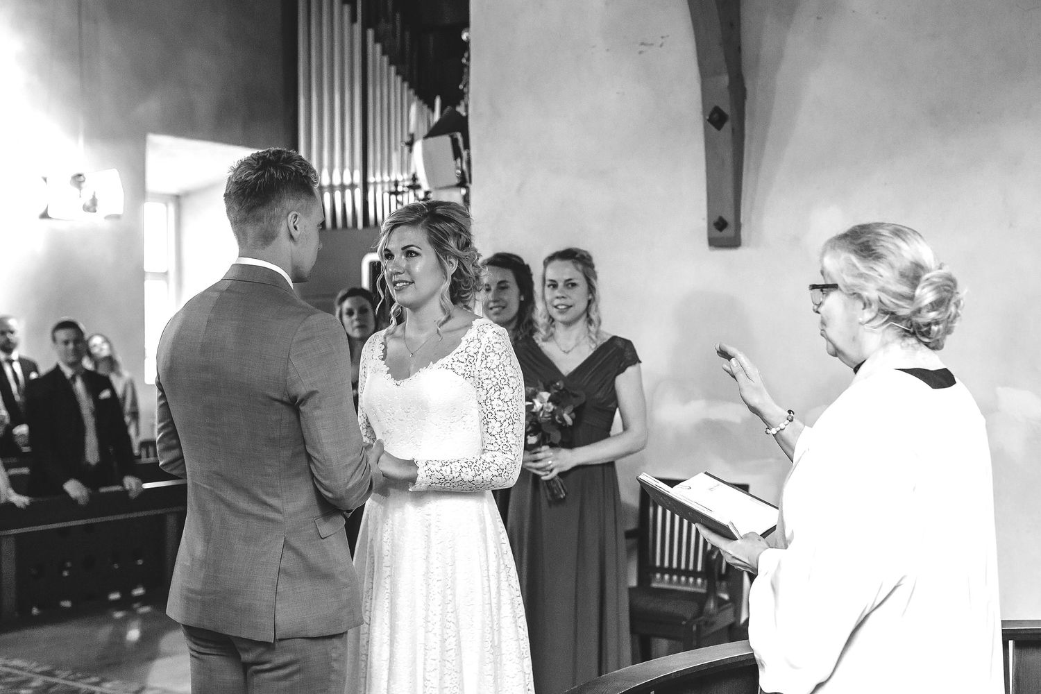 Brudpar i Söderala kyrka säger ja till varandra