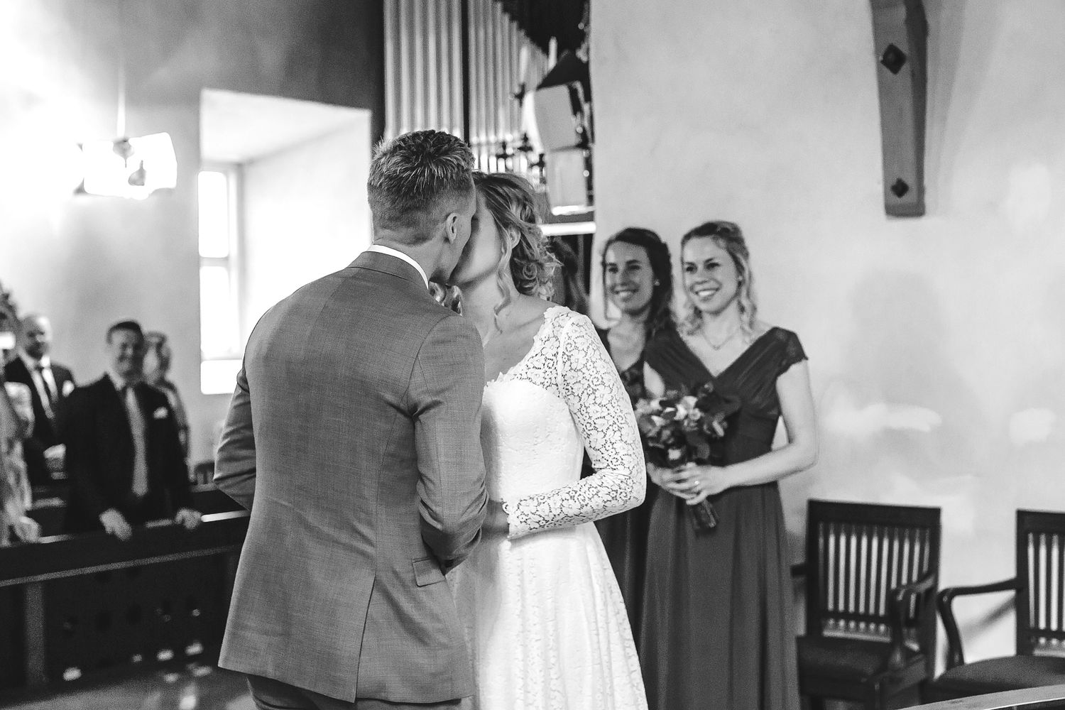 Brudpar i Söderala kyrka vid första kyssen