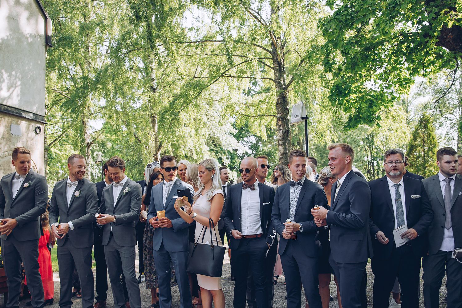 Bröllopsgäster utanför Söderala kyrka