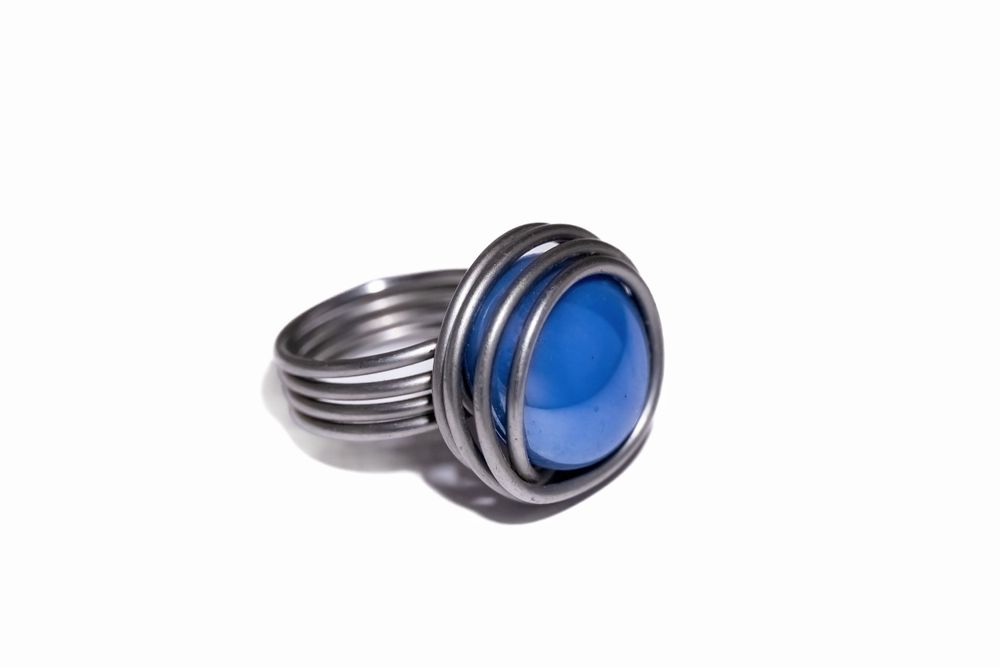 Vintage silver ring with round blue gemstone cabochon and ribbed band detail.