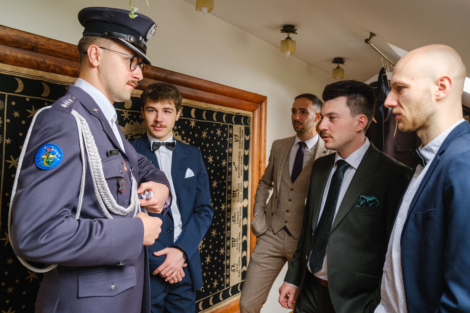 Przygotowania pana młodego do ślubu. Ubieranie munduru.