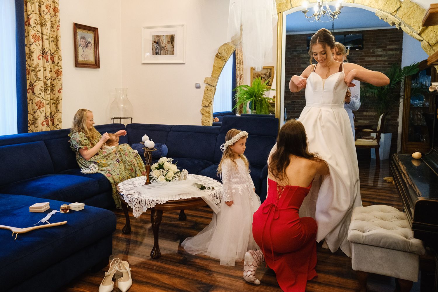 Fotograf ślubny Kraków. Przygotowania w domu panny młodej.