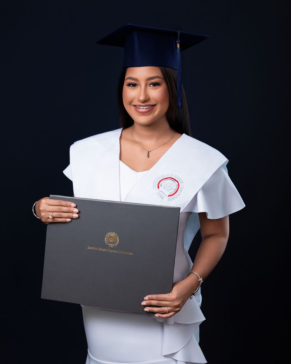 Fotografía de graduación ITSC San Luis en estudio con la familia
