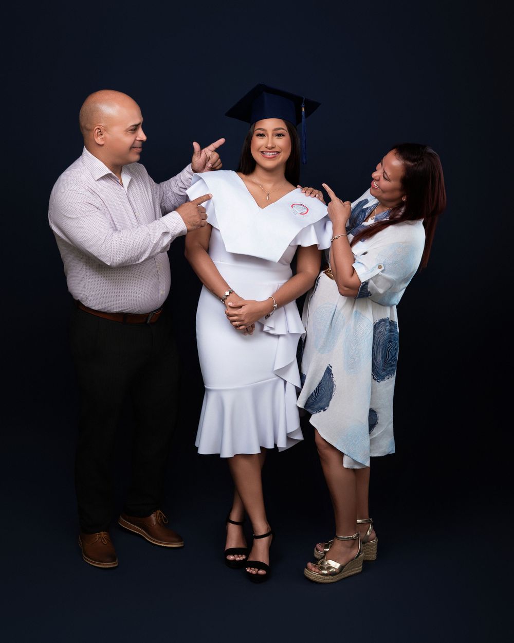 Fotografía de graduación ITSC San Luis en estudio con la familia