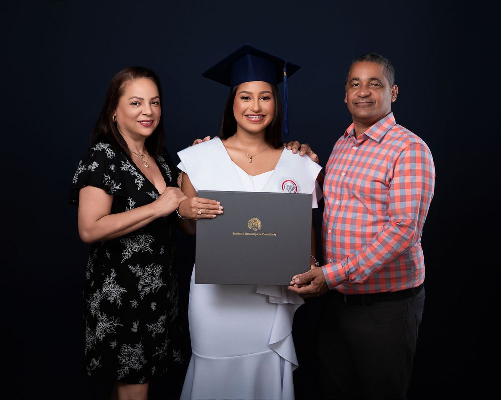 Fotografía de graduación ITSC San Luis en estudio con los padres