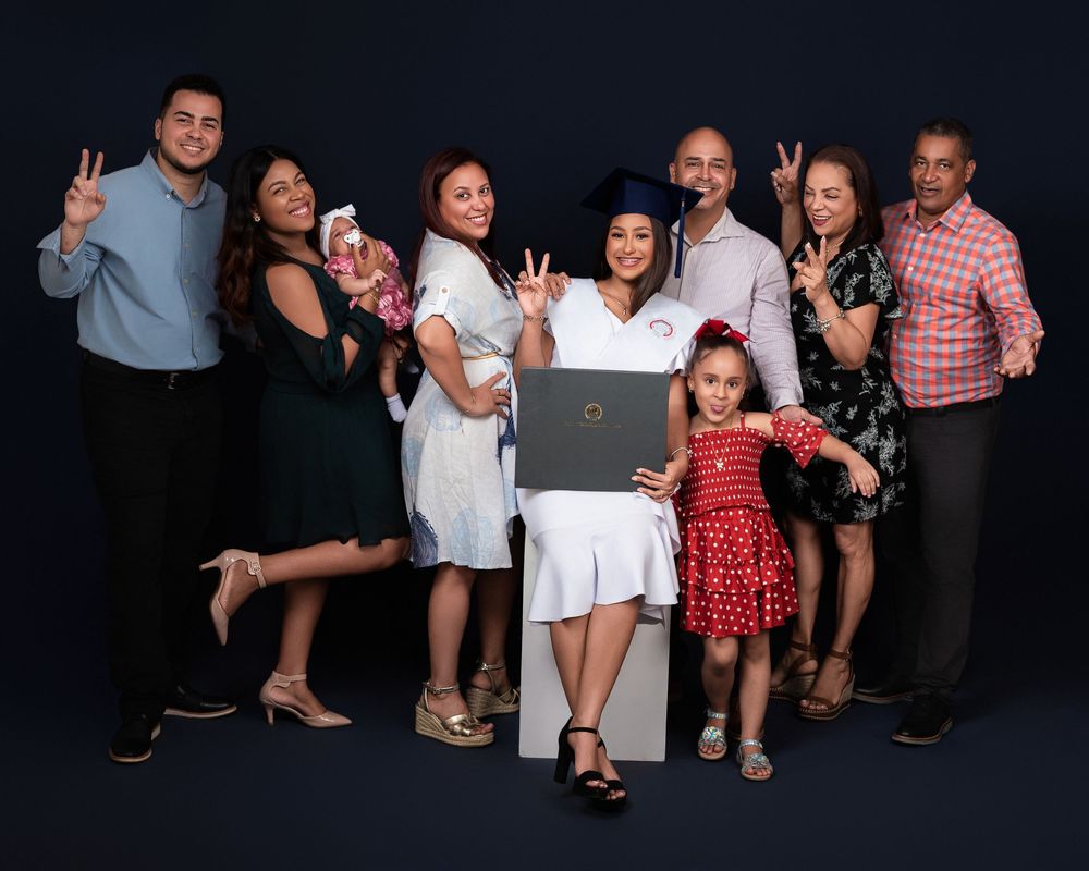 Fotografía de graduación ITSC San Luis en estudio con la familia