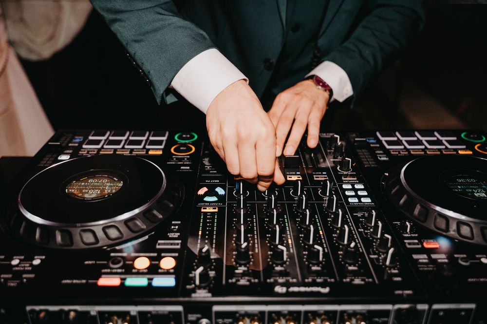 DJ miksa muziku.