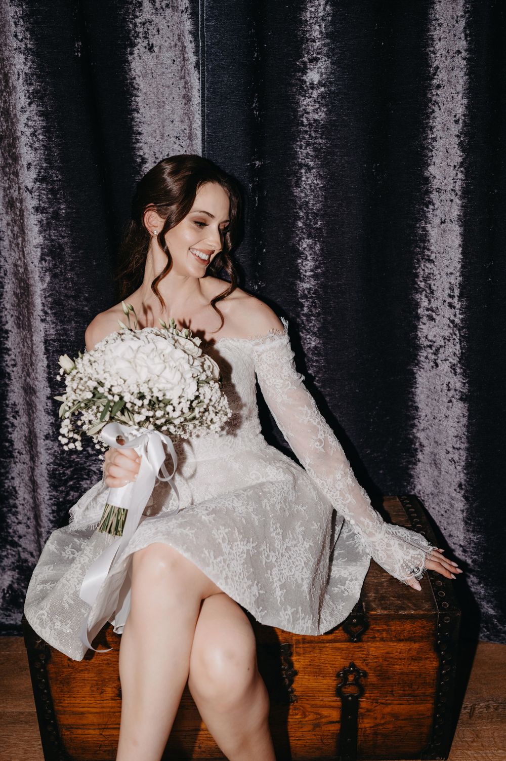 Bridal editorial s buketom i crnim pozadinama – snaga, moda i stav u jednom pogledu.