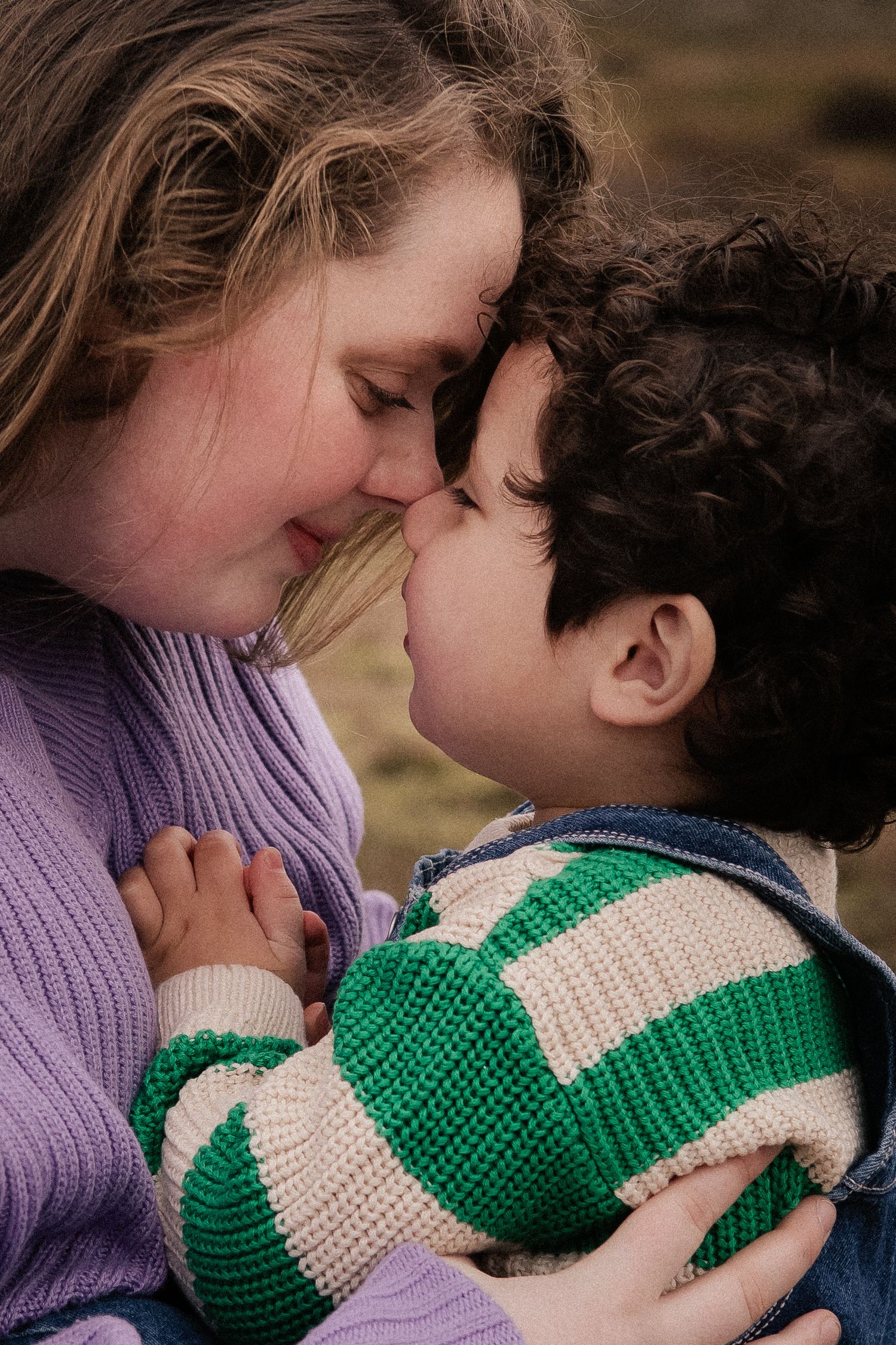 Motherhood Stories moederschap vastleggen fotoshoot met verhaal intieme moederportretten rauw moederschap foto’s en verhaal moederschap