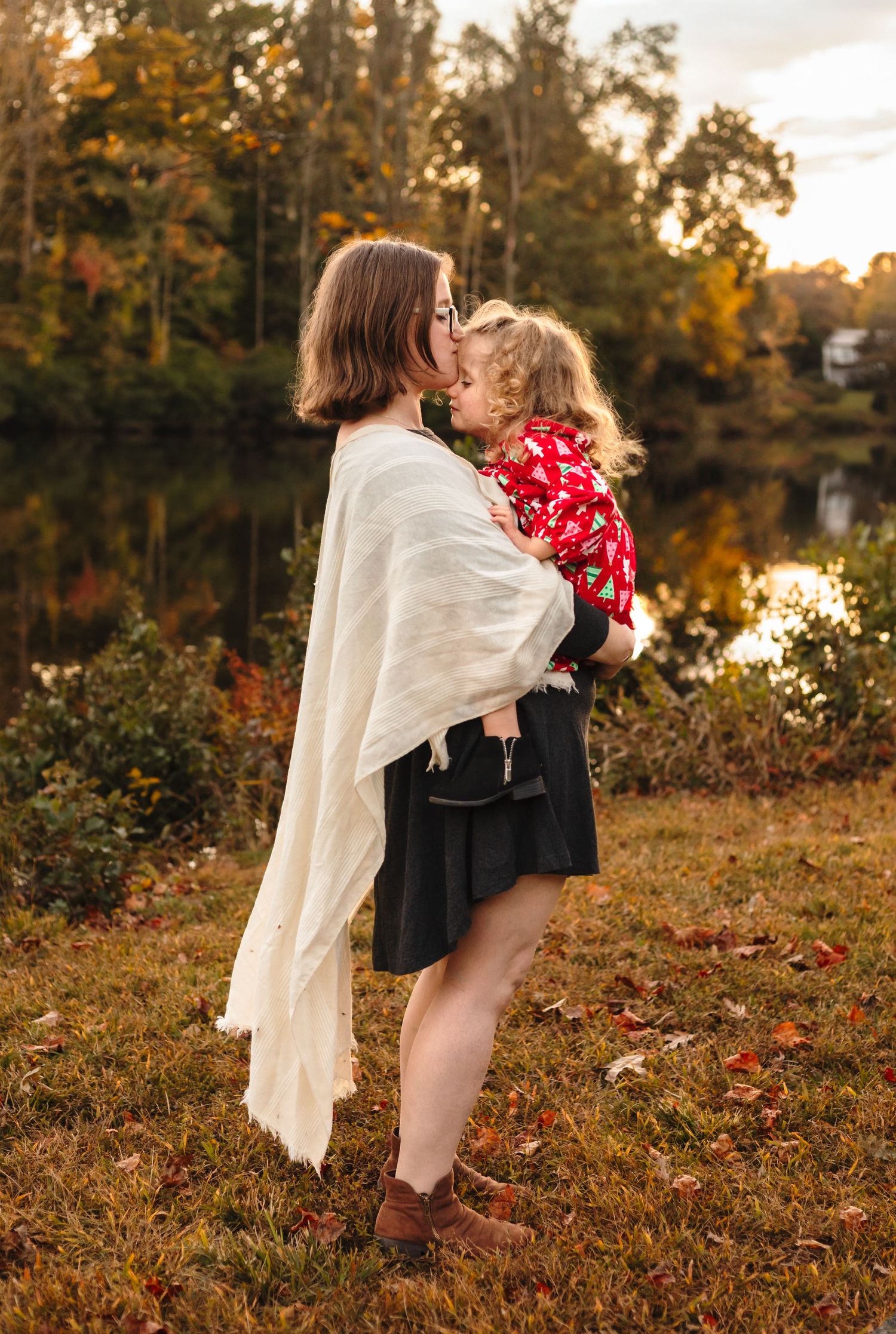 Charlottesville photographer, family, newborn, maternity, baby, mom holding and kissing little girl's forehead