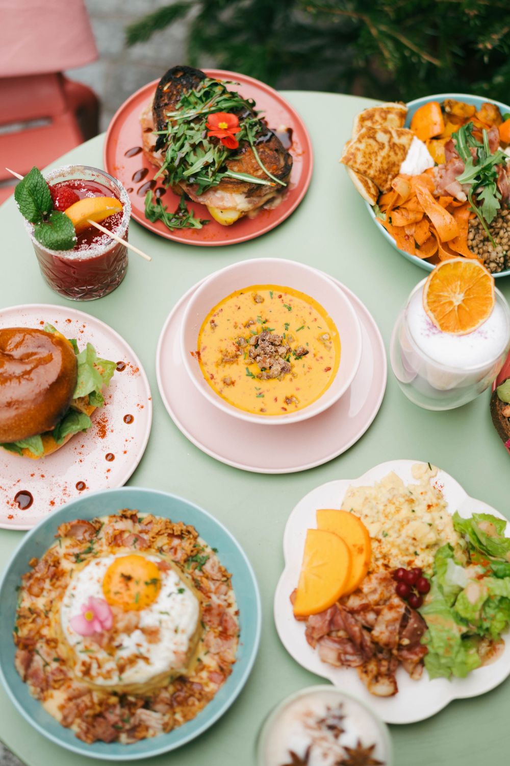 Une diffusion vibrante de plats brunch sur une table vert menthe, photographie par la meilleure photographe pour restaurant du sud, Hyères
