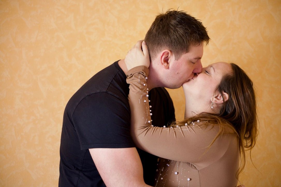 Couple s’embrassant lors d’une séance maternité à Meyreuil, photo douce et romantique des futurs parents.