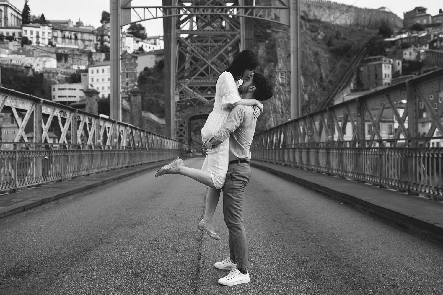casal no meio de uma estrada na ponte D. Luis no Porto o rapaz agarra a noiva e levanta-a no meio da rua