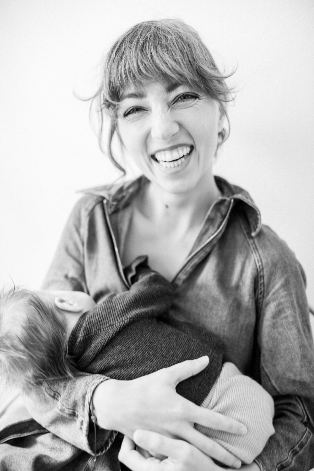 family and beloved photos Eva Neuman Fine Art photographer empathy and elegance mom-to-be pregnancy photo baby Prague