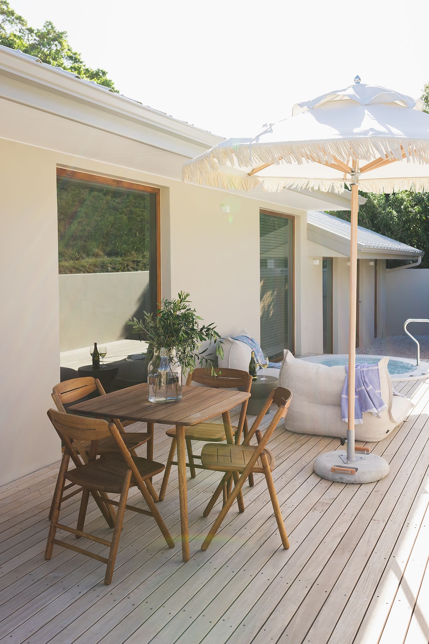 Contemporary holiday home in Hermanus with indoor-outdoor design