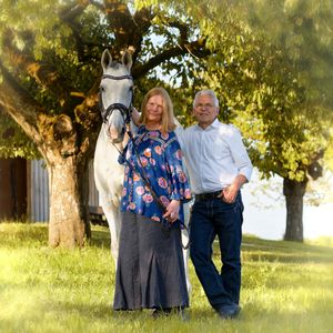 Paar-Fotoshooting mit Pferd in der Natur. Individuelle Tier- und Porträtfotografie von der Lichtkapsel.