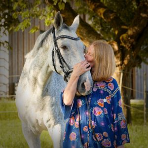 Vertrauter Moment: Porträt einer Frau mit ihrem Pferd beim Fotoshooting. Ästhetische Tierfotografie von der Lichtkapsel.