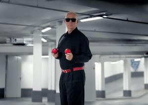 Professionelle Porträtaufnahmen in einer modernen Tiefgarage in Forchheim. Kreative Businessfotografie von der Lichtkapsel.