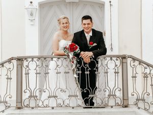 Brautpaar posiert auf dem Balkon im Schloss Thurn. Professionelle Hochzeitsfotografie von der Lichtkapsel in Heroldsbach.